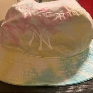 New York Yankees 47 Brand
White Tie Dye Truckin Bucket Hat